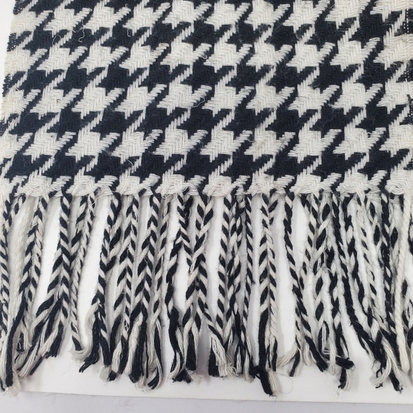 HOUNDSTOOTH Winter Scarf- Women - Picture 2 of 8
